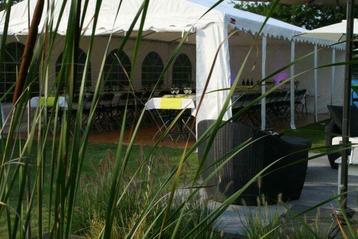 Partytent, tafels, stoelen en feestmateriaal te huur beschikbaar voor biedingen