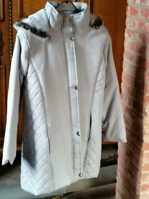 Imperméable gris clair à capuche