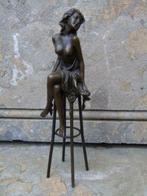 statue d une femme un sein nue sur tabouret en bronze signé, Bronze, Enlèvement ou Envoi