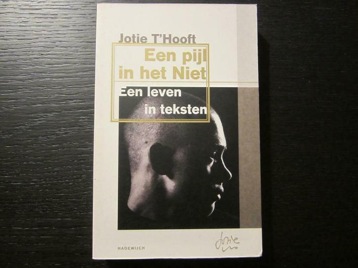 Een pijl in het Niet -Een leven in teksten- Jotie T' Hooft, Boeken, Literatuur, Ophalen of Verzenden