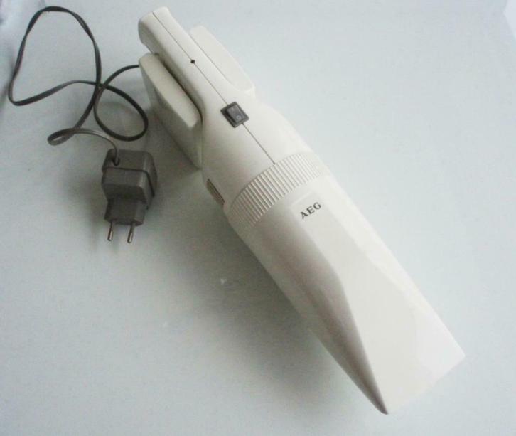Aspirateur de table AEG sans fil, rechargeable, Impeccable, Electroménager, Aspirateurs, Comme neuf, Aspirateur, 1200 à 1600 watts