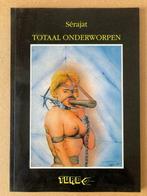 Totaal onderworpen - Sérajat (1993), Boeken, Overige Boeken, Gelezen, Ophalen of Verzenden
