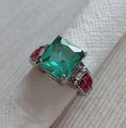 Silver Plated Ring met groene,witte,rode kristallen - 17 mm, Bijoux, Sacs & Beauté, Bagues, Neuf, 17 à 18, Autres matériaux, Avec cristal