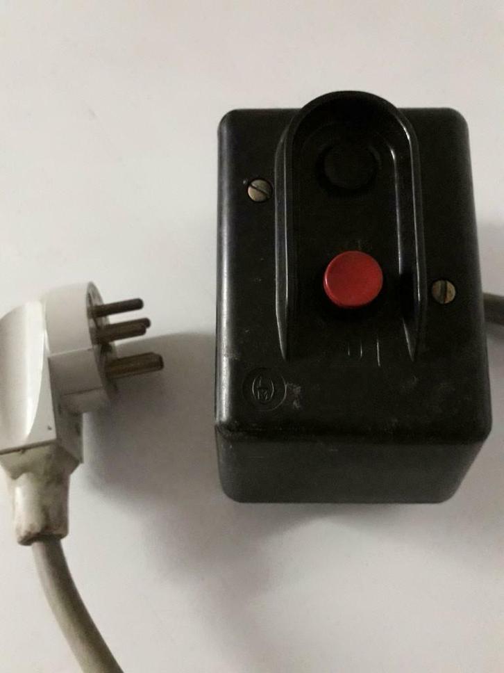 Elektrisch materiaal, Doe-het-zelf en Bouw, Elektriciteit en Kabels, Stekker, Ophalen