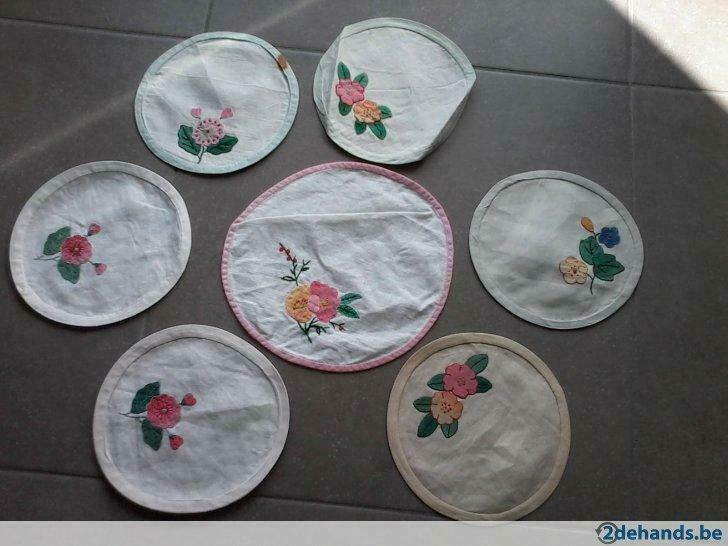 onderleglapjes  met bloem 6 kleine 15.5 cm  1 groter 20 cm, Gebruikt