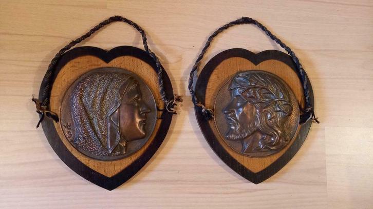 2 houten harten met koperen Maria en Christus, Antiquités & Art, Antiquités | Objets religieux, Enlèvement ou Envoi
