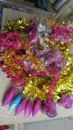 LOT DE 5 BOULES EN FORME DE POMME DE PIN + GUIRLANDES, Divers, Enlèvement ou Envoi, Comme neuf