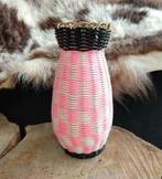 Vintage vaasje  glas met plastiek op pitriet frame, Enlèvement