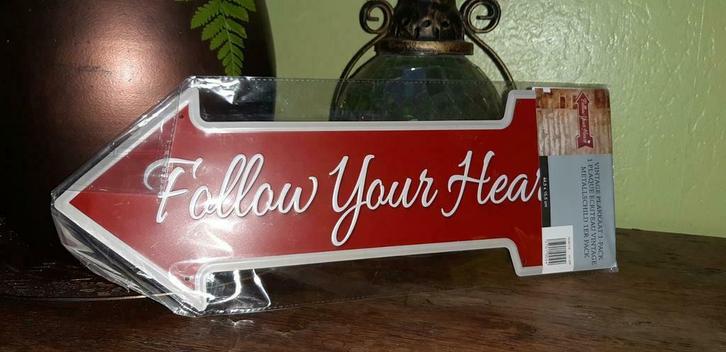 Metalen plaat in reliëf Follow your heart, Huis en Inrichting, Woonaccessoires | Tekstborden en Spreuken, Nieuw, Verzenden