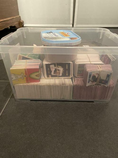 Een doos vol met supermarktactie stikkers. 6370 in totaal, Verzamelen, Supermarktacties, Ophalen