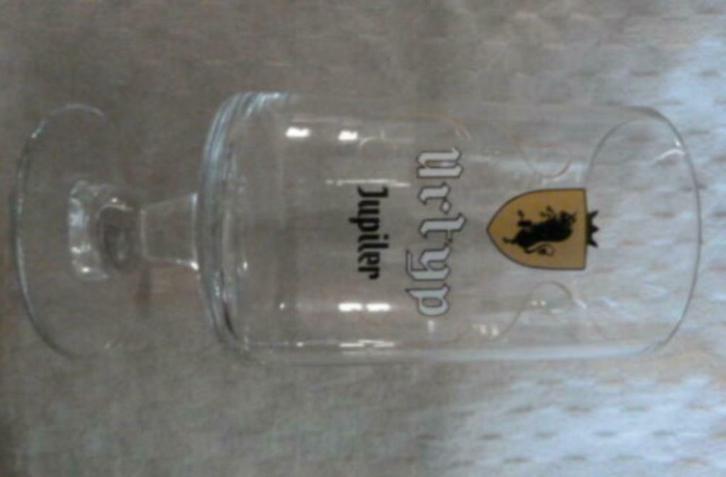 #N bier glas JUPILER URTYP " zwarte letters " Brij Piedboeuf, Verzamelen, Glas en Drinkglazen, Nieuw, Bierglas, Ophalen of Verzenden