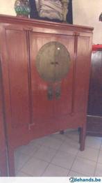 antiek chinese rode kast met grote koperen schijf