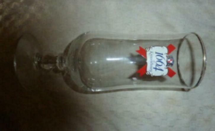 bier glas 1664 DE KRONENBOURG - op voet, Verzamelen, Glas en Drinkglazen, Gebruikt, Bierglas, Ophalen of Verzenden