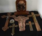 Lot religieuze 5 kruisen en 2 plaquettes, Antiek en Kunst, Antiek | Religieuze voorwerpen, Ophalen of Verzenden