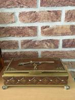 Ancienne boite a chocolats belge décor fusil