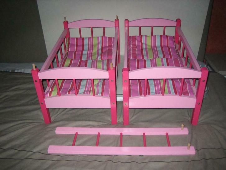 2 houten stapelbedjes +aankleedkastje, Kinderen en Baby's, Speelgoed | Houten speelgoed, Zo goed als nieuw, Overige typen, Ophalen