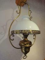 lustre doré avec globe en opaline blanche, Antiquités & Art, Antiquités | Éclairage, Enlèvement ou Envoi