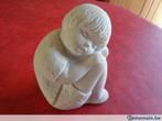 Statuette genre pierre. Motif: "Enfant assis"., Ophalen of Verzenden