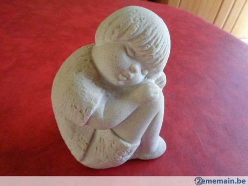 Statuette genre pierre. Motif: "Enfant assis"., Maison & Meubles, Accessoires pour la Maison | Autre, Enlèvement ou Envoi