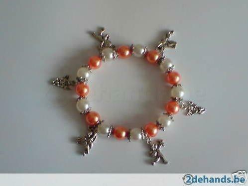 zilverkleurige armband met bedeltjes, Handtassen en Accessoires, Armbanden, Nieuw, Overige materialen, Zilver, Met bedels of kralen