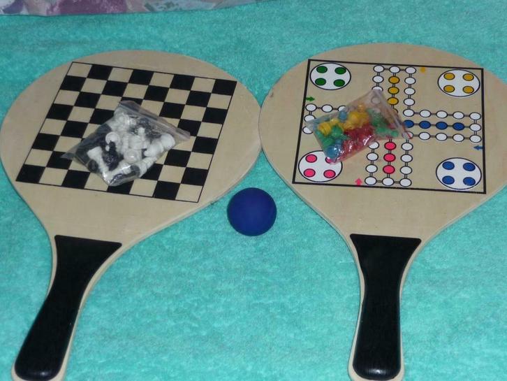 Set twee houten spel bats (schaken, Mens erger je niet, bal), Kinderen en Baby's, Speelgoed | Houten speelgoed, Nieuw, Overige typen