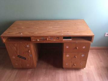 Masief grenen bureau beschikbaar voor biedingen