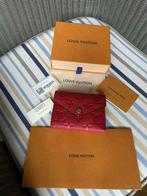 Louis Vuitton portefeuille Victorine empreinte, Bijoux, Sacs & Beauté, Porte-monnaie & Portefeuilles, Comme neuf, Envoi