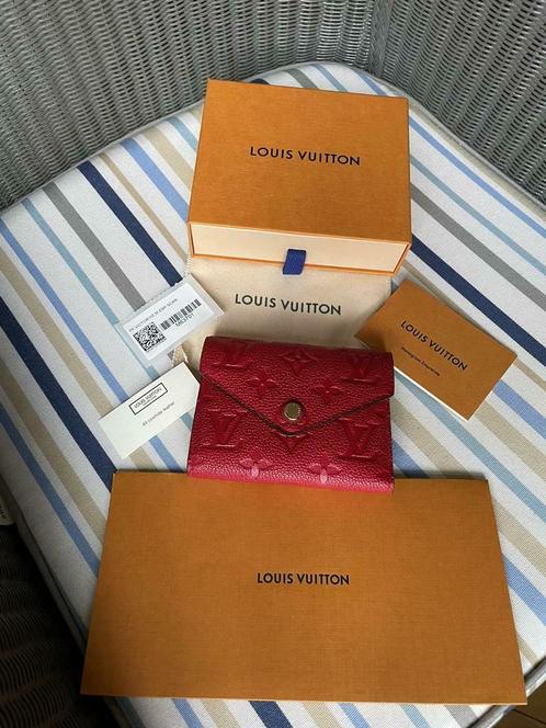 Louis Vuitton portefeuille Victorine empreinte, Handtassen en Accessoires, Portemonnees, Zo goed als nieuw, Verzenden