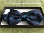 Vlinderdasje, strikje donkerblauw met ingeweven hondje, MET, Blauw, Ophalen of Verzenden, Zo goed als nieuw