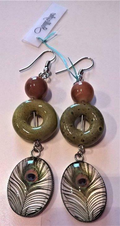 Te koop: Mooie lange oorbellen groen/bruin., Handtassen en Accessoires, Oorbellen, Nieuw, Bruin, Ophalen of Verzenden