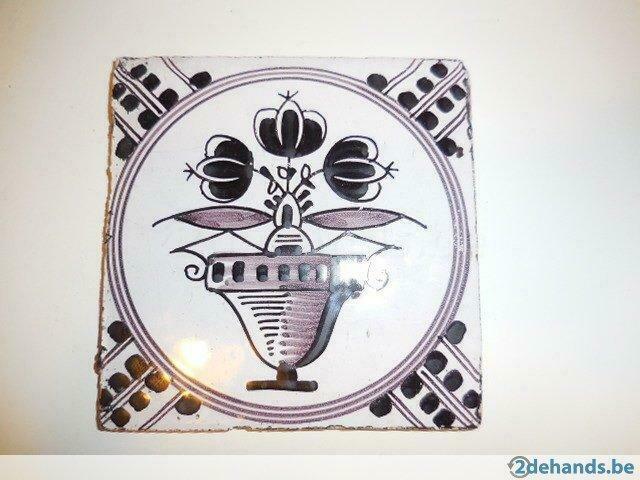 Antieke faience tegel met bloemen, Antiquités & Art, Antiquités | Assiettes décoratives & Carrelages, Enlèvement ou Envoi