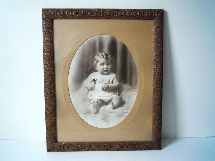 Grote antieke kader met kindje op schapenvel, Antiek en Kunst, Curiosa en Brocante, Ophalen