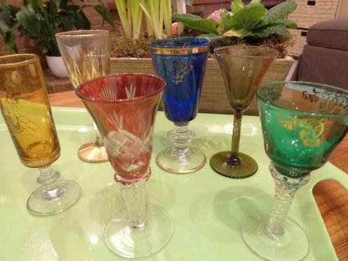 verres à goutte ou apéritif : 6 verres de couleur sur pied, Verzamelen, Glas en Drinkglazen, Gebruikt, Overige typen, Ophalen