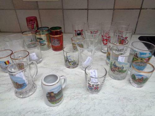verres à goutte:collection 27 verres différents(ville, pays), Collections, Verres & Petits Verres, Comme neuf, Autres types, Enlèvement ou Envoi