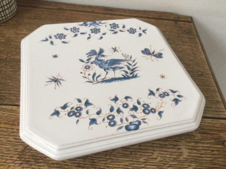 Leuke onderzetter "Au vieux Moustiers" G.F in aardewerk, Antiek en Kunst, Antiek | Servies los, Ophalen of Verzenden