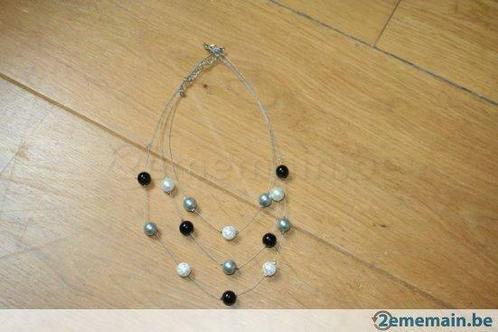 Collier de perles grises et blanches et noires, Bijoux, Sacs & Beauté, Colliers, Utilisé, Autres matériaux, Enlèvement ou Envoi