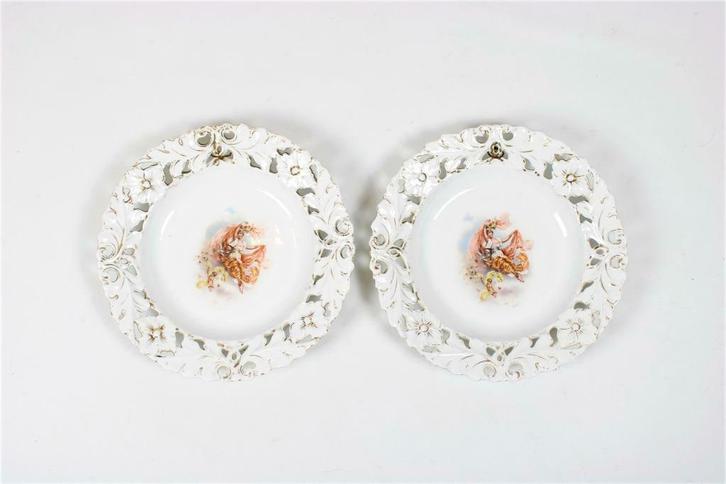 2 assiettes ajourées avec dame et putto, Antiquités & Art, Antiquités | Céramique & Poterie, Enlèvement ou Envoi