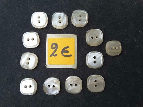 set van 11 vierkante knopen 18 mm wit-creme 2 gaats B11182, Hobby en Vrije tijd, Naaien en Fournituren, Nieuw, Knoop of Knopen