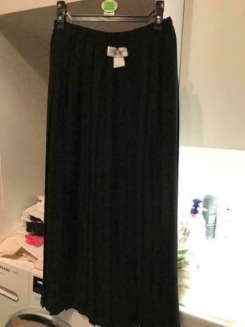 Gloednieuwe feestoutfits. beschikbaar voor biedingen