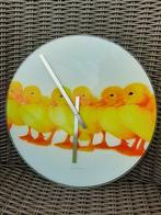 KARLSOON "les poussins "grande horloge murale en verre, Maison & Meubles, Accessoires pour la Maison | Horloges, Enlèvement ou Envoi