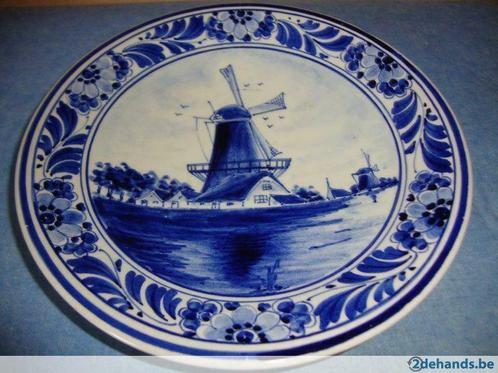Delfts blauw bord versierd met molens en huisjes a het water, Antiquités & Art, Antiquités | Céramique & Poterie