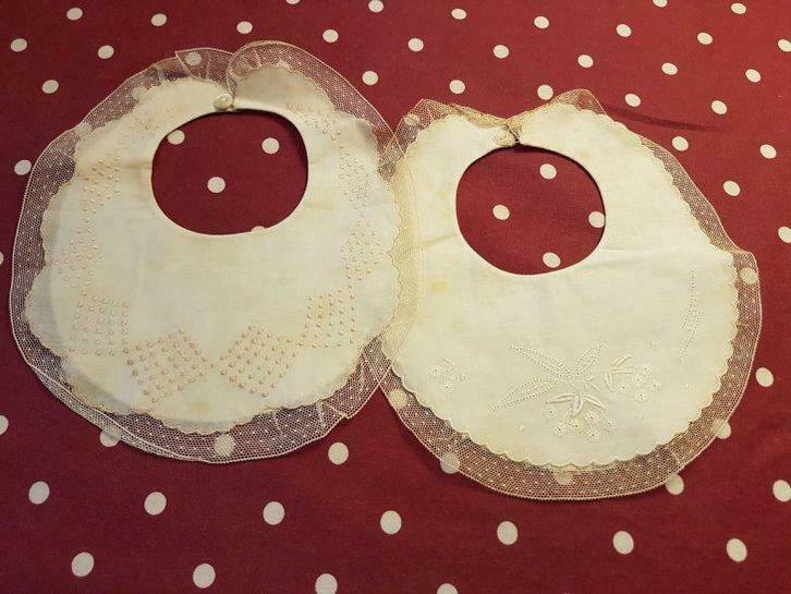 2 bavoirs brodés très anciens,, Antiek en Kunst, Antiek | Kleding en Textiel