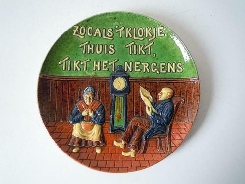 Groot spreukenbord - "Zoals 't klokje thuis tikt,...", Antiek en Kunst, Antiek | Keramiek en Aardewerk, Ophalen of Verzenden