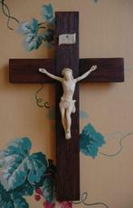 Crucifix en celluloïd sur croix de bois, Antiquités & Art, Art | Sculptures & Bois, Enlèvement ou Envoi