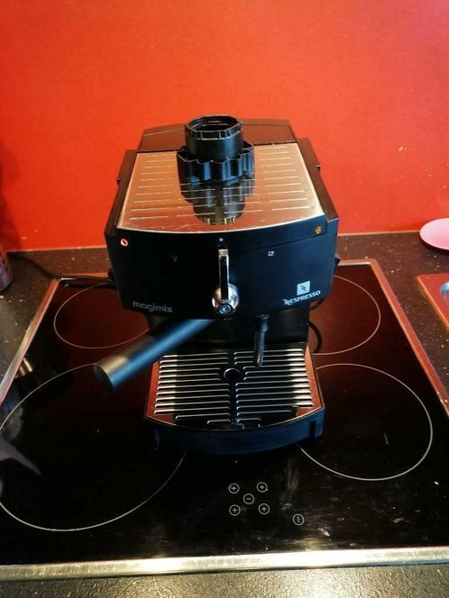 Machine à expresso magimix nespresso M150/19BARS, Electroménager, Cafetières, Utilisé, Dosettes et capsules de café, Machine à espresso