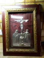 Kruisbeeld onder gebombeerd glas, Antiek en Kunst, Antiek | Religieuze voorwerpen, Ophalen of Verzenden