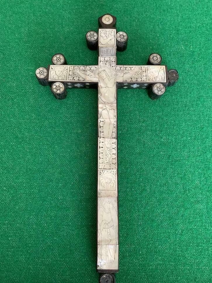 Antiek franciscaans kruisbeeld uit XVIII Eeuw in paarlemoer, Antiek en Kunst, Antiek | Religieuze voorwerpen, Ophalen of Verzenden