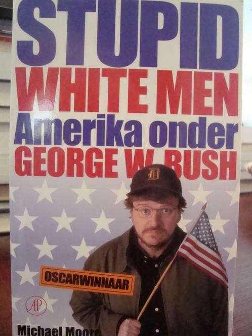 Boek - Stupid White Men van Michael Moore, Boeken, Politiek en Maatschappij, Zo goed als nieuw, Maatschappij en Samenleving, Ophalen of Verzenden