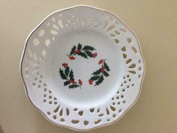 Plat en porcelaine avec décorations de Noël