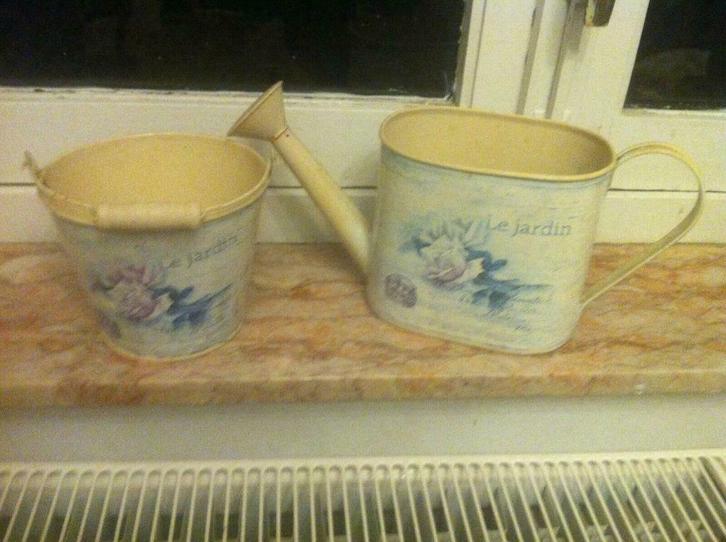Lot : cache pot + petit arrosoir très joliment décoré, Jardin & Terrasse, Pots de fleurs, Utilisé, Métal, Jardin, Moins de 40 cm